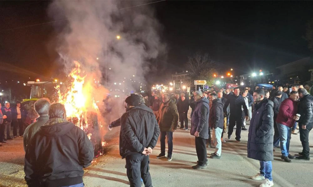 Αιφνιδιαστική κίνηση από τους αγρότες της Γυρτώνης - Φλόγες και άχυρα στην ΠΑΘΕ (βίντεο)